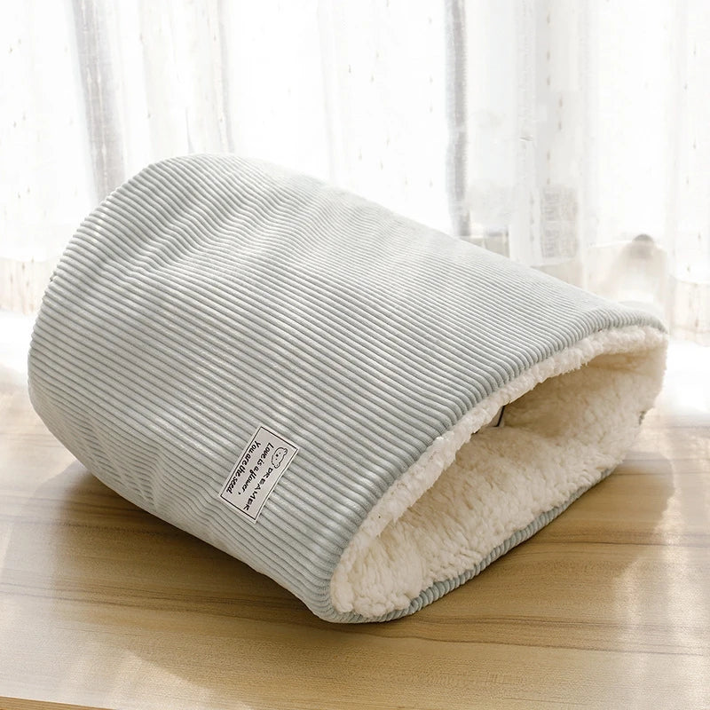 Cama tipo sobre de polar para gatos y perros pequeños